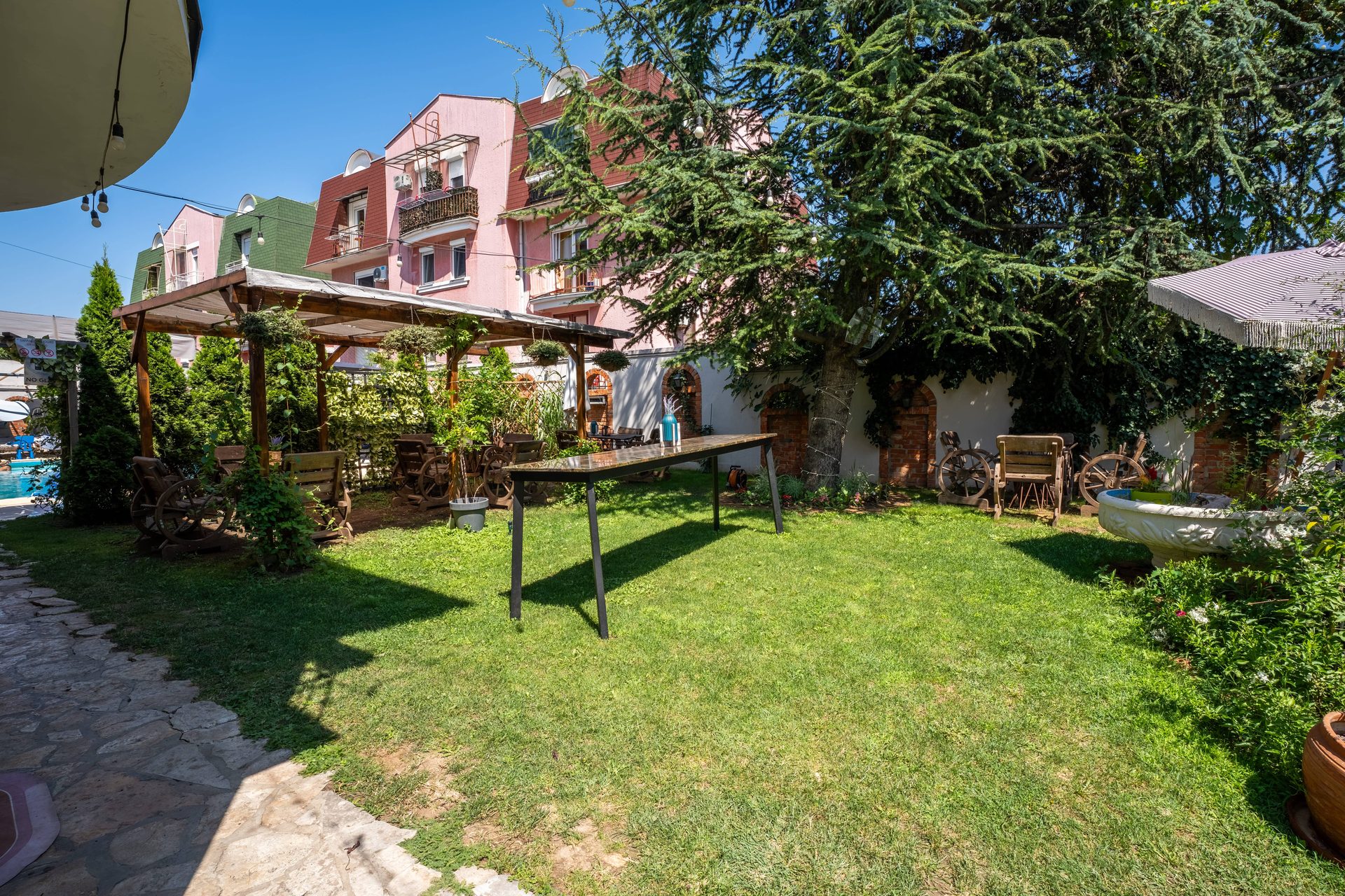 Dvorište i vila
