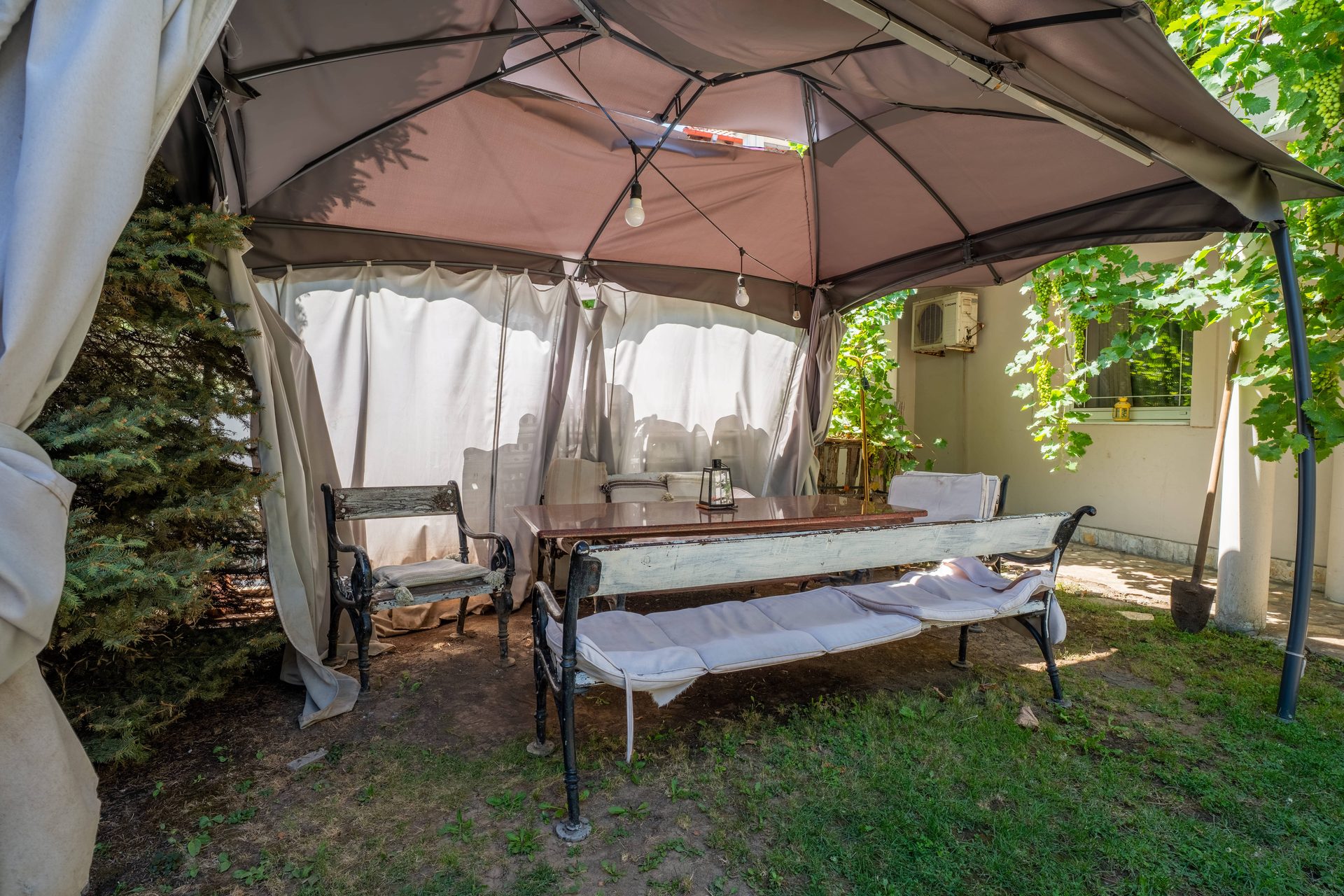 Gazebo sa ležaljkama